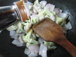 洋葱炒花菜的做法步骤：6