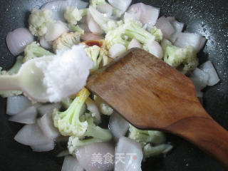 洋葱炒花菜的做法步骤：7