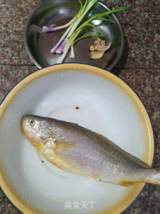 清蒸鲈鱼的做法步骤：1