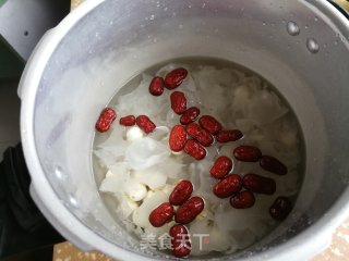 银耳莲子红枣羹的做法步骤：2
