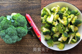 火腿肠炒西兰花的做法步骤：1