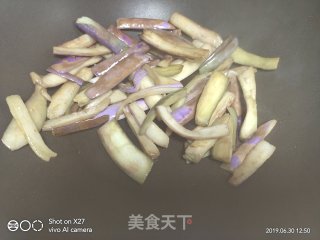 香肠焖茄子的做法步骤：1