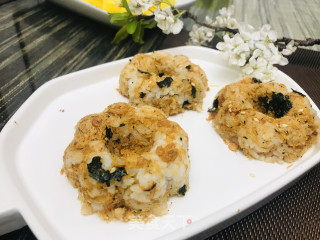 海苔肉松饭团的做法步骤：2
