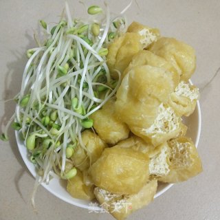 油豆腐炒黄豆芽的做法步骤：1