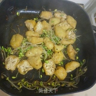 油豆腐炒黄豆芽的做法步骤：4