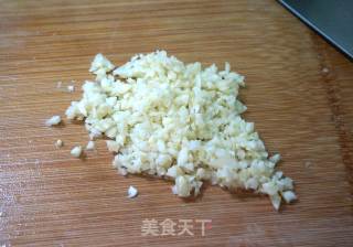金蒜蒸丝瓜的做法步骤：4