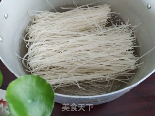 鸡蛋火腿米线的做法步骤：1
