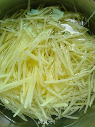 土豆丝千层饼的做法步骤：1