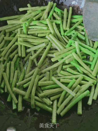 干煸豆角的做法步骤：5
