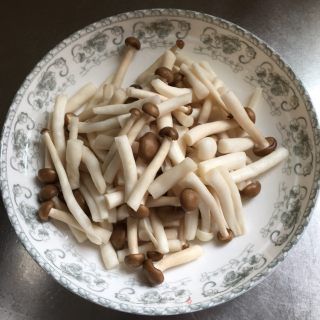 蟹味菇烧冬瓜的做法步骤：2