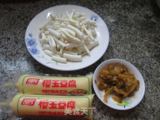 榨菜丝海鲜菇樱玉豆腐汤的做法步骤：1