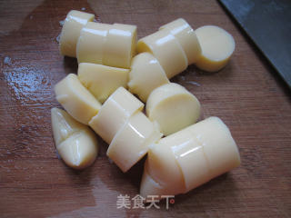 榨菜丝海鲜菇樱玉豆腐汤的做法步骤：2