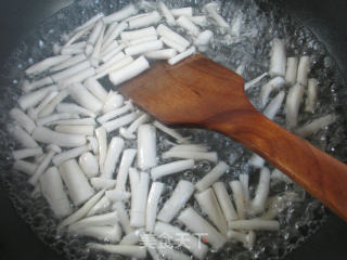 榨菜丝海鲜菇樱玉豆腐汤的做法步骤：3