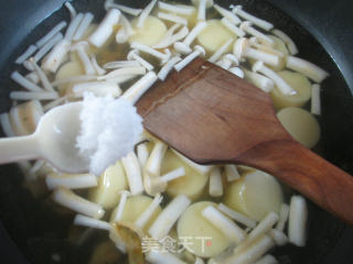 榨菜丝海鲜菇樱玉豆腐汤的做法步骤：5