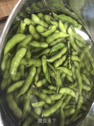 高压锅盐水毛豆的做法步骤：1