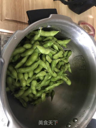高压锅盐水毛豆的做法步骤：2