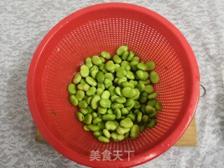 蒜苗蚕豆的做法步骤：2