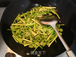 蒜苗蚕豆的做法步骤：8