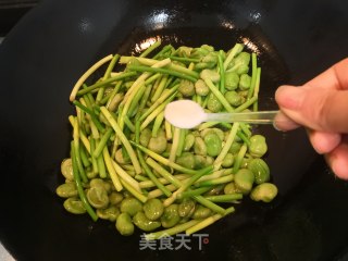 蒜苗蚕豆的做法步骤：9