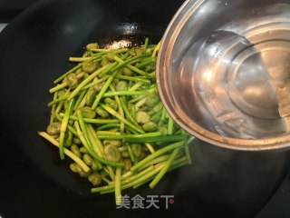 蒜苗蚕豆的做法步骤：10
