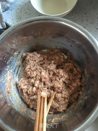 鲜掉舌头的三鲜水饺的做法步骤：1