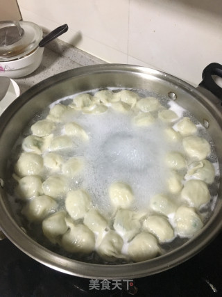 鲜掉舌头的三鲜水饺的做法步骤：12