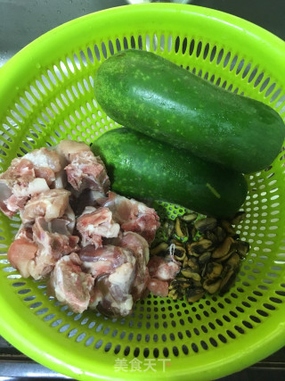 节瓜淡菜骨头汤的做法步骤：1