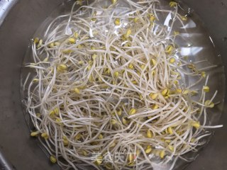 青椒豆芽的做法步骤：1