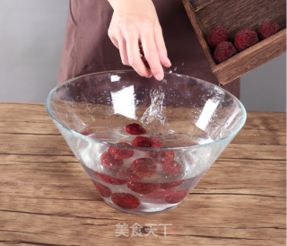 浸泡杨梅酒如何去除苦涩味？的做法步骤：1