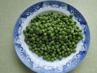 豌豆米饭的做法步骤：1