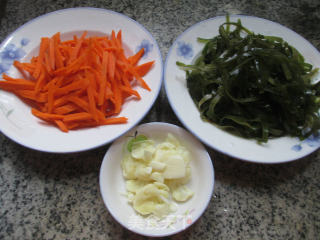 胡萝卜炒海带丝的做法步骤：1