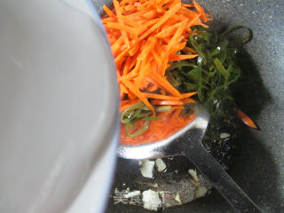 胡萝卜炒海带丝的做法步骤：3