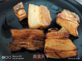五花肉炒蒜薹的做法步骤：1