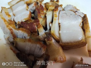 五花肉炒蒜薹的做法步骤：2