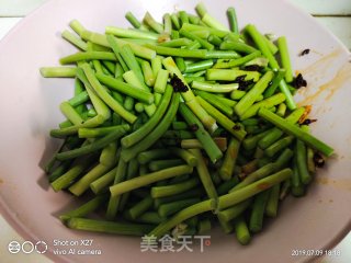 五花肉炒蒜薹的做法步骤：3