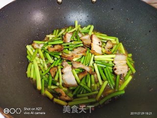 五花肉炒蒜薹的做法步骤：5