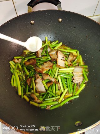 五花肉炒蒜薹的做法步骤：6