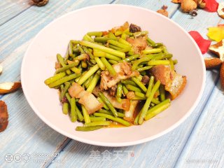 五花肉炒蒜薹的做法步骤：7