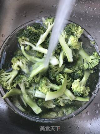 蒜香西兰花的做法步骤：1