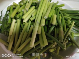 肉片炒蒜薹的做法步骤：1