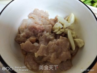 肉片炒蒜薹的做法步骤：2