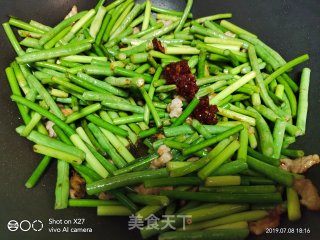 肉片炒蒜薹的做法步骤：4