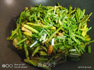 肉片炒蒜薹的做法步骤：6