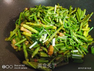 肉片炒蒜薹的做法步骤：7