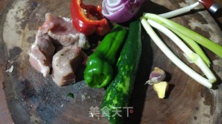 荤菜—洋葱黄瓜炒肉片的做法步骤：1