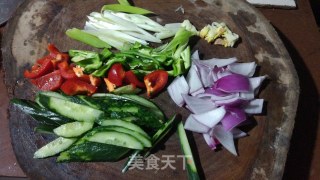 荤菜—洋葱黄瓜炒肉片的做法步骤：2