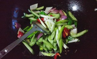 荤菜—洋葱黄瓜炒肉片的做法步骤：11