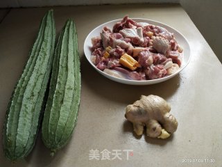 鸭肉丝瓜煲的做法步骤：1