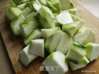 鸭肉丝瓜煲的做法步骤：3