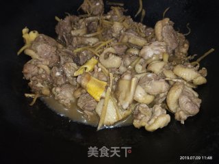 鸭肉丝瓜煲的做法步骤：6
